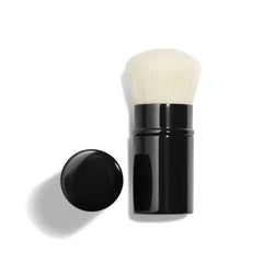 Einziehbare Kabuki-Bürste für makelloses Auftragen von Make-up